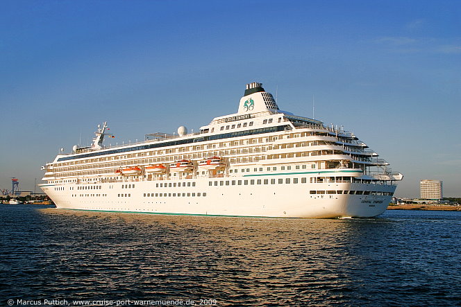 Das Kreuzfahrtschiff CRYSTAL SYMPHONY am 20. August 2009 im Kreuzfahrthafen Warnem&uuml;nde in der Hansestadt Rostock.