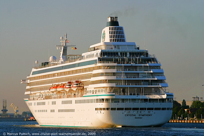 Das Kreuzfahrtschiff CRYSTAL SYMPHONY am 20. August 2009 im Kreuzfahrthafen Warnem&uuml;nde in der Hansestadt Rostock.