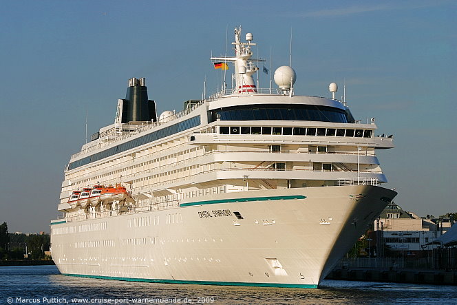 Das Kreuzfahrtschiff CRYSTAL SYMPHONY am 20. August 2009 im Kreuzfahrthafen Warnem&uuml;nde in der Hansestadt Rostock.