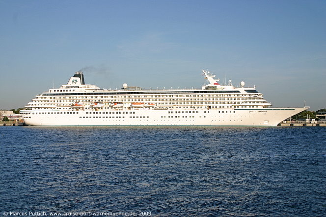 Das Kreuzfahrtschiff CRYSTAL SYMPHONY am 20. August 2009 im Kreuzfahrthafen Warnem&uuml;nde in der Hansestadt Rostock.