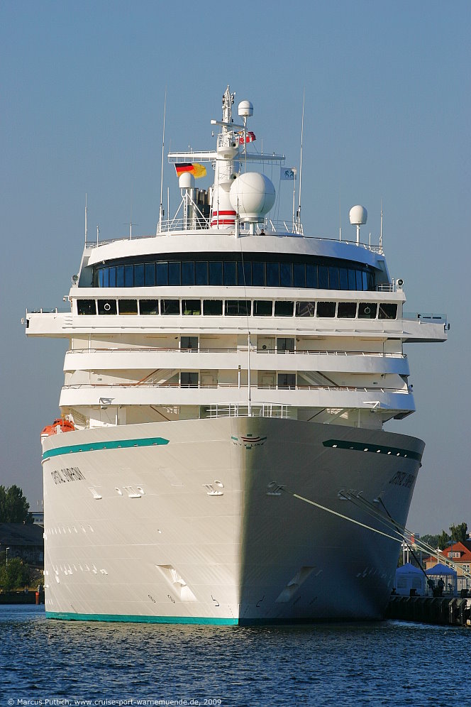 Das Kreuzfahrtschiff CRYSTAL SYMPHONY am 20. August 2009 im Kreuzfahrthafen Warnem&uuml;nde in der Hansestadt Rostock.