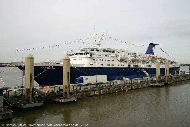 Das Kreuzfahrtschiff OCEAN COUNTESS am 23. September 2012 in Liverpool (England).