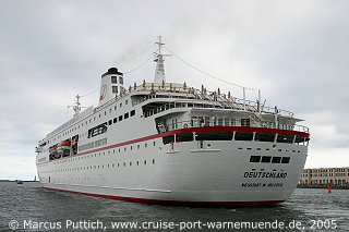 Das Kreuzfahrtschiff DEUTSCHLAND von der Kreuzfahrtreederei Reederei Peter Deilmann am 16. August 2005 im Kreuzfahrthafen Warnem&uuml;nde in der Hansestadt Rostock (Erstanlauf).