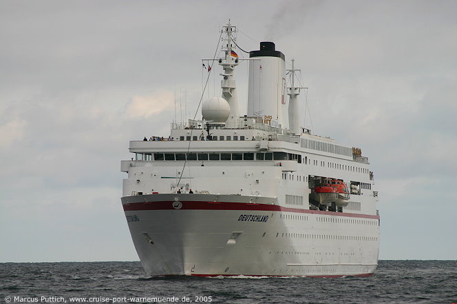Das Kreuzfahrtschiff DEUTSCHLAND von der Kreuzfahrtreederei Reederei Peter Deilmann am 16. August 2005 im Kreuzfahrthafen Warnem&uuml;nde in der Hansestadt Rostock (Erstanlauf).