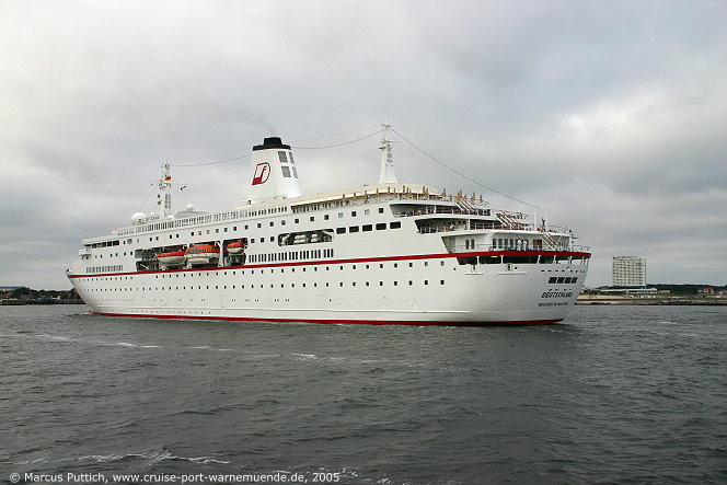 Das Kreuzfahrtschiff DEUTSCHLAND am 16. August 2005 im Kreuzfahrthafen Warnemünde in der Hansestadt Rostock (Erstanlauf).