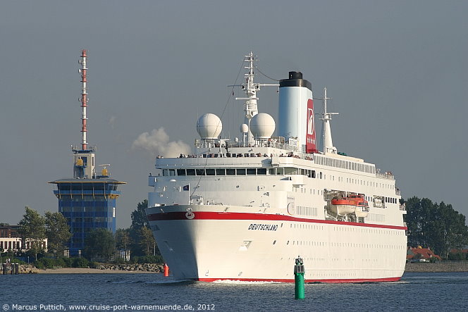 Das Kreuzfahrtschiff DEUTSCHLAND am 20. August 2012 im Kreuzfahrthafen Warnemünde in der Hansestadt Rostock.