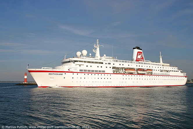 Das Kreuzfahrtschiff DEUTSCHLAND von der Kreuzfahrtreederei Reederei Peter Deilmann am 20. August 2012 im Kreuzfahrthafen Warnem&uuml;nde in der Hansestadt Rostock.