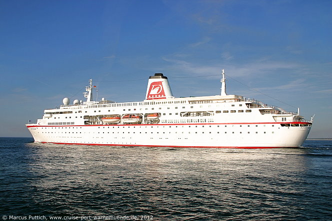 Das Kreuzfahrtschiff DEUTSCHLAND am 20. August 2012 im Kreuzfahrthafen Warnemünde in der Hansestadt Rostock.