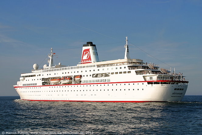 Das Kreuzfahrtschiff DEUTSCHLAND von der Kreuzfahrtreederei Reederei Peter Deilmann am 20. August 2012 im Kreuzfahrthafen Warnem&uuml;nde in der Hansestadt Rostock