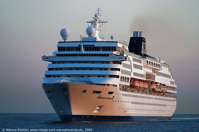 Das Kreuzfahrtschiff NORWEGIAN DREAM am 13. Juli 2006 in Warnem&uuml;nde.