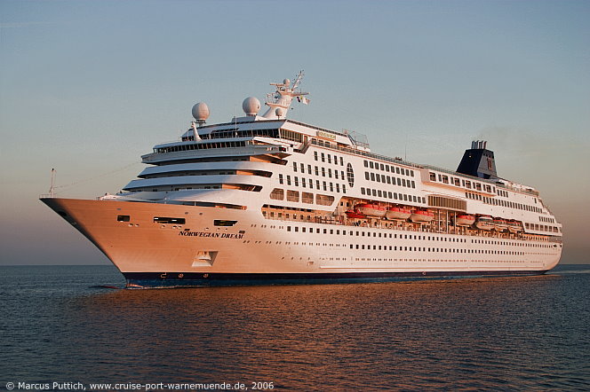 Das Kreuzfahrtschiff NORWEGIAN DREAM am 13. Juli 2006 in Warnem&uuml;nde.