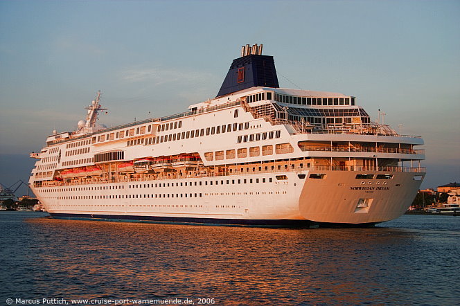Das Kreuzfahrtschiff NORWEGIAN DREAM am 13. Juli 2006 in Warnem&uuml;nde.