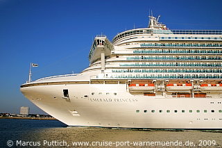 Das Kreuzfahrtschiff EMERALD PRINCESS von der Kreuzfahrtreederei Princess Cruises am 02. August 2009 im Kreuzfahrthafen Warnemünde in der Hansestadt Rostock.