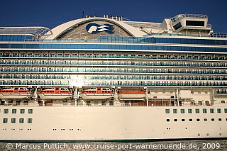 Das Kreuzfahrtschiff EMERALD PRINCESS von der Kreuzfahrtreederei Princess Cruises am 02. August 2009 im Kreuzfahrthafen Warnemünde in der Hansestadt Rostock.