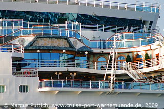 Das Kreuzfahrtschiff EMERALD PRINCESS von der Kreuzfahrtreederei Princess Cruises am 02. August 2009 im Kreuzfahrthafen Warnemünde in der Hansestadt Rostock.