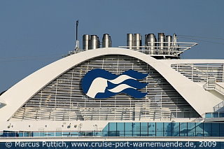Das Kreuzfahrtschiff EMERALD PRINCESS von der Kreuzfahrtreederei Princess Cruises am 02. August 2009 im Kreuzfahrthafen Warnemünde in der Hansestadt Rostock.