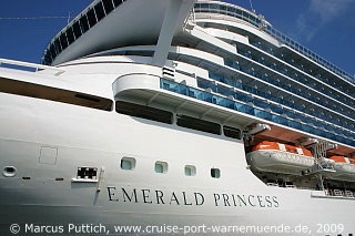 Das Kreuzfahrtschiff EMERALD PRINCESS von der Kreuzfahrtreederei Princess Cruises am 02. August 2009 im Kreuzfahrthafen Warnemünde in der Hansestadt Rostock.