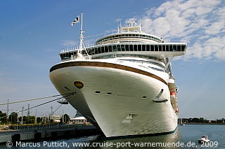 Das Kreuzfahrtschiff EMERALD PRINCESS von der Kreuzfahrtreederei Princess Cruises am 02. August 2009 im Kreuzfahrthafen Warnemünde in der Hansestadt Rostock.