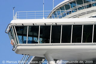 Das Kreuzfahrtschiff EMERALD PRINCESS von der Kreuzfahrtreederei Princess Cruises am 22. August 2009 im Kreuzfahrthafen Warnemünde in der Hansestadt Rostock.