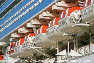 Das Kreuzfahrtschiff EMERALD PRINCESS von der Kreuzfahrtreederei Princess Cruises am 22. August 2009 im Kreuzfahrthafen Warnemünde in der Hansestadt Rostock.