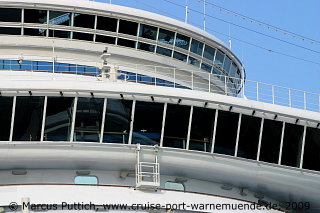 Das Kreuzfahrtschiff EMERALD PRINCESS von der Kreuzfahrtreederei Princess Cruises am 22. August 2009 im Kreuzfahrthafen Warnemünde in der Hansestadt Rostock.