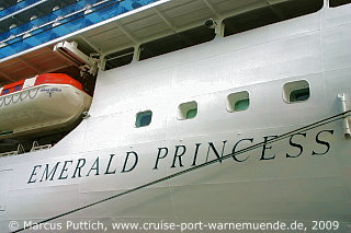 Das Kreuzfahrtschiff EMERALD PRINCESS von der Kreuzfahrtreederei Princess Cruises am 22. August 2009 im Kreuzfahrthafen Warnemünde in der Hansestadt Rostock.