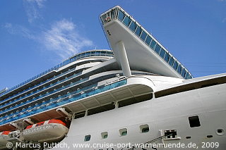 Das Kreuzfahrtschiff EMERALD PRINCESS von der Kreuzfahrtreederei Princess Cruises am 22. August 2009 im Kreuzfahrthafen Warnemünde in der Hansestadt Rostock.
