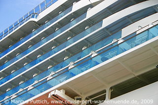 Das Kreuzfahrtschiff EMERALD PRINCESS von der Kreuzfahrtreederei Princess Cruises am 22. August 2009 im Kreuzfahrthafen Warnemünde in der Hansestadt Rostock.