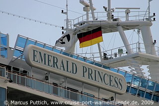 Das Kreuzfahrtschiff EMERALD PRINCESS von der Kreuzfahrtreederei Princess Cruises am 22. August 2009 im Kreuzfahrthafen Warnemünde in der Hansestadt Rostock.