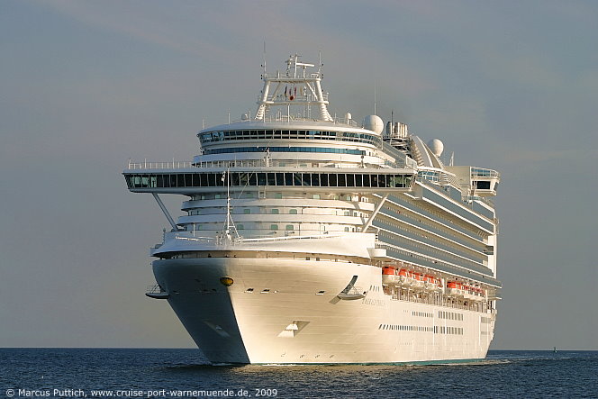 Das Kreuzfahrtschiff EMERALD PRINCESS von der Kreuzfahrtreederei Princess Cruises am 02. August 2009 im Kreuzfahrthafen Warnemünde in der Hansestadt Rostock.