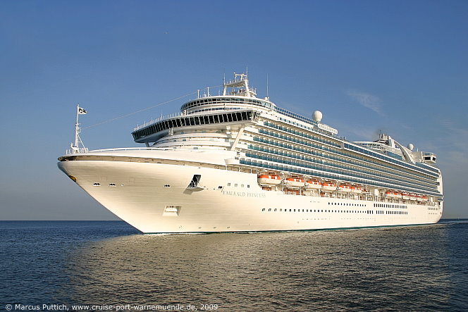 Das Kreuzfahrtschiff EMERALD PRINCESS von der Kreuzfahrtreederei Princess Cruises am 02. August 2009 im Kreuzfahrthafen Warnemünde in der Hansestadt Rostock.