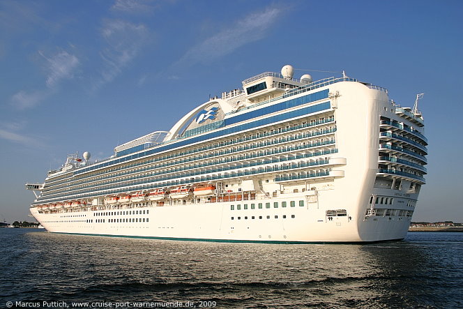 Das Kreuzfahrtschiff EMERALD PRINCESS von der Kreuzfahrtreederei Princess Cruises am 02. August 2009 im Kreuzfahrthafen Warnemünde in der Hansestadt Rostock.