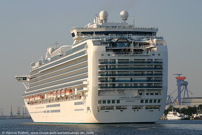 Das Kreuzfahrtschiff EMERALD PRINCESS von der Kreuzfahrtreederei Princess Cruises am 02. August 2009 im Kreuzfahrthafen Warnemünde in der Hansestadt Rostock.