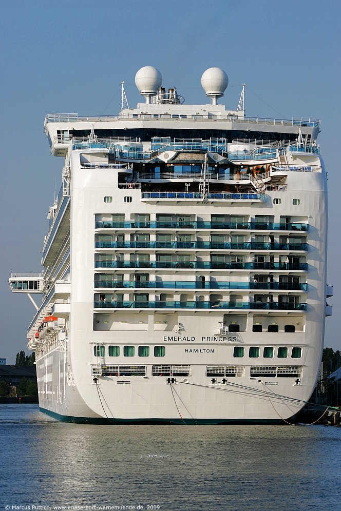 Das Kreuzfahrtschiff EMERALD PRINCESS von der Kreuzfahrtreederei Princess Cruises am 02. August 2009 im Kreuzfahrthafen Warnemünde in der Hansestadt Rostock.