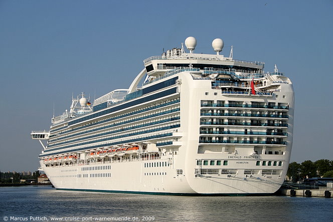 Das Kreuzfahrtschiff EMERALD PRINCESS von der Kreuzfahrtreederei Princess Cruises am 02. August 2009 im Kreuzfahrthafen Warnemünde in der Hansestadt Rostock.