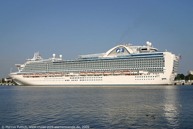 Das Kreuzfahrtschiff EMERALD PRINCESS von der Kreuzfahrtreederei Princess Cruises am 02. August 2009 im Kreuzfahrthafen Warnemünde in der Hansestadt Rostock.