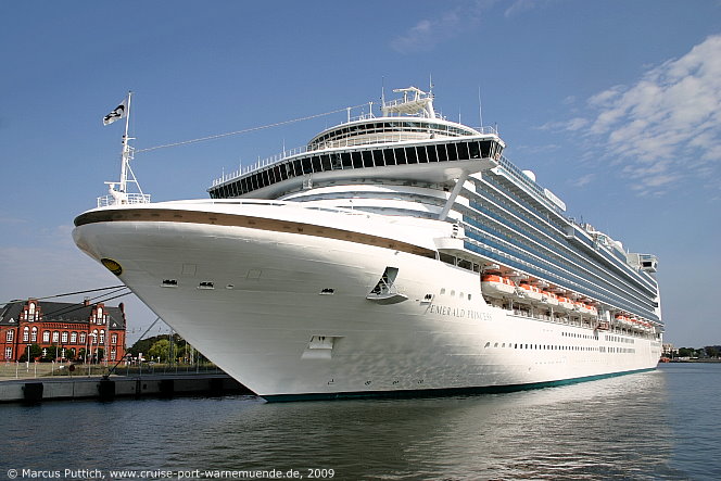 Das Kreuzfahrtschiff EMERALD PRINCESS von der Kreuzfahrtreederei Princess Cruises am 02. August 2009 im Kreuzfahrthafen Warnemünde in der Hansestadt Rostock.