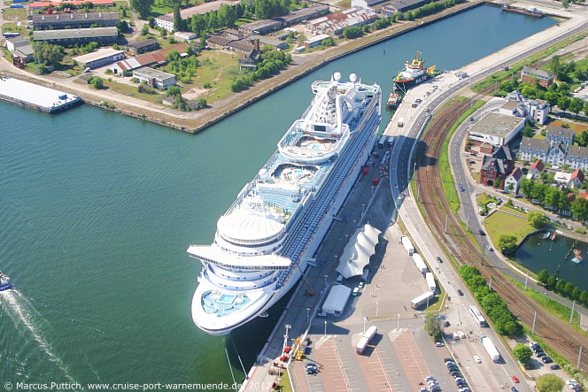 Das Kreuzfahrtschiff EMERALD PRINCESS von der Kreuzfahrtreederei Princess Cruises am 26. Mai 2012 im Kreuzfahrthafen Warnem&uuml;nde in der Hansestadt Rostock.