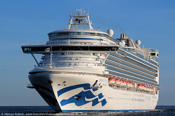 Das Kreuzfahrtschiff EMERALD PRINCESS von der Kreuzfahrtreederei Princess Cruises am 12. Mai 2025 im Kreuzfahrthafen Warnemünde in der Hansestadt Rostock.