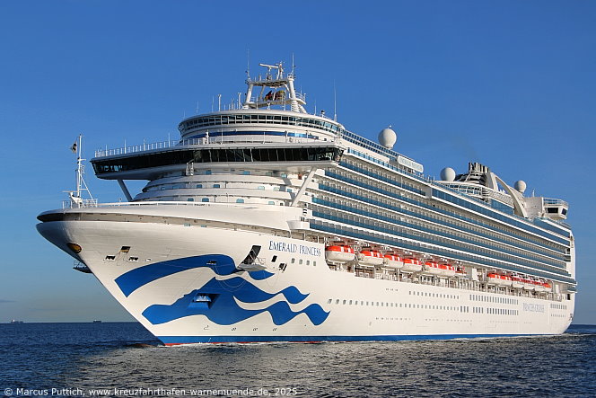 Das Kreuzfahrtschiff EMERALD PRINCESS von der Kreuzfahrtreederei Princess Cruises am 12. Mai 2025 im Kreuzfahrthafen Warnemünde in der Hansestadt Rostock.
