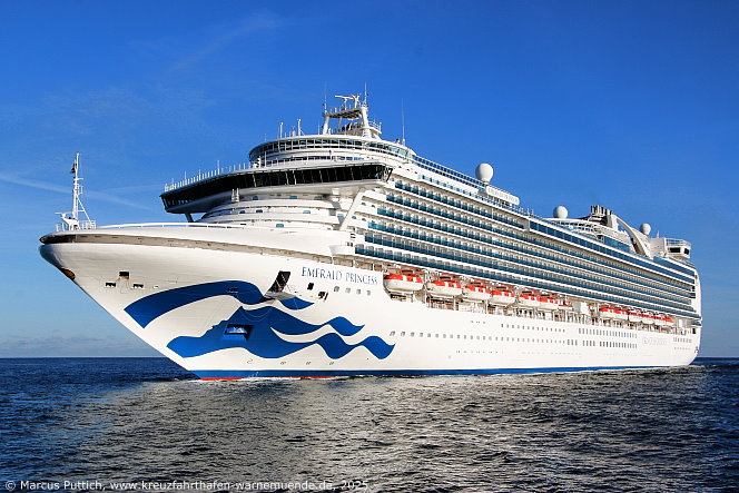 Das Kreuzfahrtschiff EMERALD PRINCESS von der Kreuzfahrtreederei Princess Cruises am 12. Mai 2025 im Kreuzfahrthafen Warnemünde in der Hansestadt Rostock.