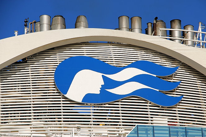 Das Kreuzfahrtschiff EMERALD PRINCESS von der Kreuzfahrtreederei Princess Cruises am 12. Mai 2025 im Kreuzfahrthafen Warnemünde in der Hansestadt Rostock.