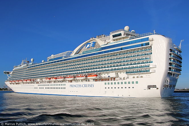 Das Kreuzfahrtschiff EMERALD PRINCESS von der Kreuzfahrtreederei Princess Cruises am 12. Mai 2025 im Kreuzfahrthafen Warnemünde in der Hansestadt Rostock.