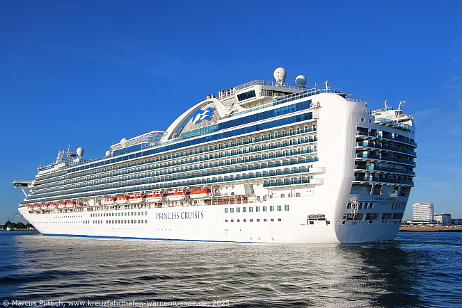 Das Kreuzfahrtschiff EMERALD PRINCESS von der Kreuzfahrtreederei Princess Cruises am 12. Mai 2025 im Kreuzfahrthafen Warnemünde in der Hansestadt Rostock.