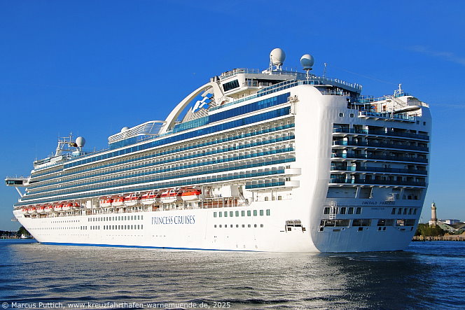 Das Kreuzfahrtschiff EMERALD PRINCESS von der Kreuzfahrtreederei Princess Cruises am 12. Mai 2025 im Kreuzfahrthafen Warnemünde in der Hansestadt Rostock.