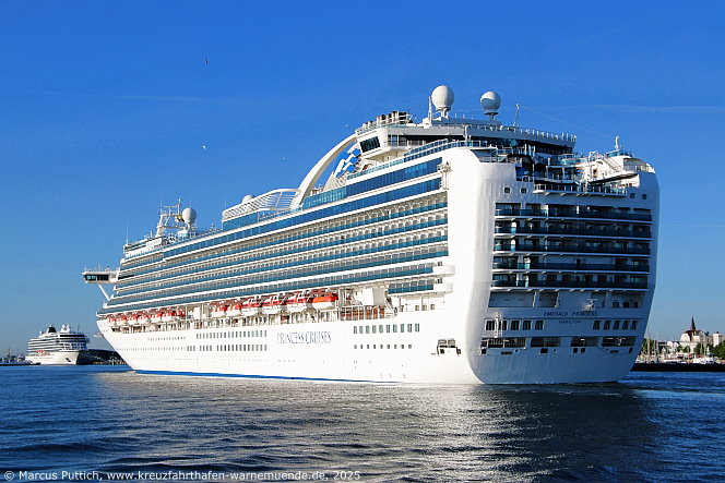 Das Kreuzfahrtschiff EMERALD PRINCESS von der Kreuzfahrtreederei Princess Cruises am 12. Mai 2025 im Kreuzfahrthafen Warnemünde in der Hansestadt Rostock.