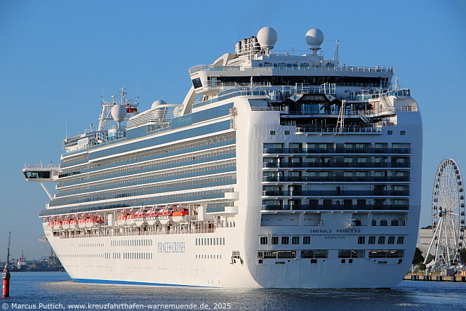Das Kreuzfahrtschiff EMERALD PRINCESS von der Kreuzfahrtreederei Princess Cruises am 12. Mai 2025 im Kreuzfahrthafen Warnemünde in der Hansestadt Rostock.