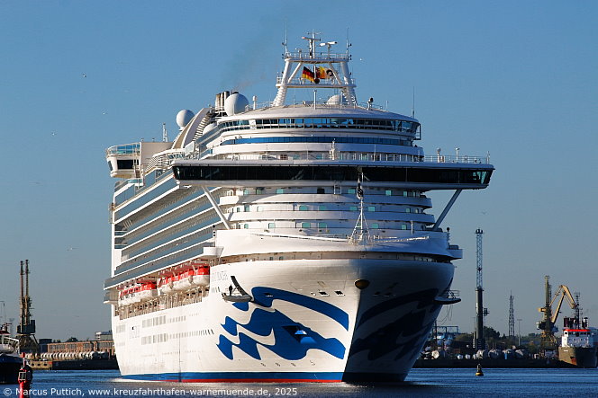 Das Kreuzfahrtschiff EMERALD PRINCESS von der Kreuzfahrtreederei Princess Cruises am 12. Mai 2025 im Kreuzfahrthafen Warnemünde in der Hansestadt Rostock.