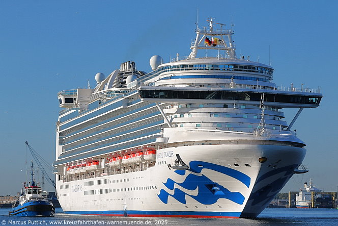 Das Kreuzfahrtschiff EMERALD PRINCESS von der Kreuzfahrtreederei Princess Cruises am 12. Mai 2025 im Kreuzfahrthafen Warnemünde in der Hansestadt Rostock.