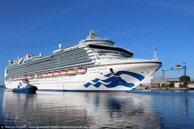 Das Kreuzfahrtschiff EMERALD PRINCESS von der Kreuzfahrtreederei Princess Cruises am 12. Mai 2025 im Kreuzfahrthafen Warnemünde in der Hansestadt Rostock.